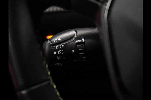 Peugeot 2008 1.2 PureTech GT [APPLE CARPLAY, DIGITAL DASH, SFEERVERLICHTING, TREKHAAK AFNEEMBAAR, CAMERA, CLIMATE CONTROL, HALF LEDER, DODEHOEK DETECTOR, NAVIGATIE, NIEUWSTAAT]