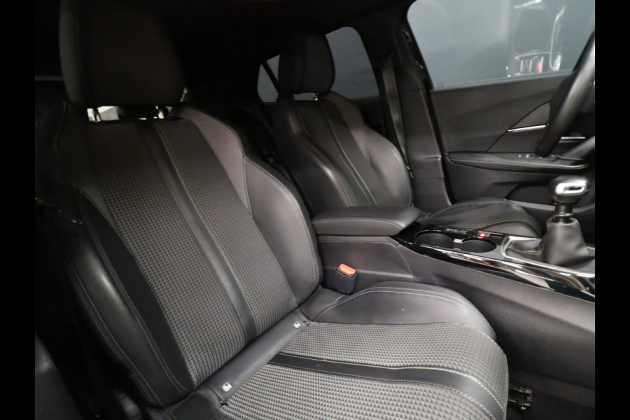 Peugeot 2008 1.2 PureTech GT [APPLE CARPLAY, DIGITAL DASH, SFEERVERLICHTING, TREKHAAK AFNEEMBAAR, CAMERA, CLIMATE CONTROL, HALF LEDER, DODEHOEK DETECTOR, NAVIGATIE, NIEUWSTAAT]
