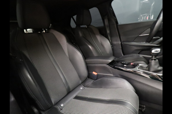 Peugeot 2008 1.2 PureTech GT [APPLE CARPLAY, DIGITAL DASH, SFEERVERLICHTING, TREKHAAK AFNEEMBAAR, CAMERA, CLIMATE CONTROL, HALF LEDER, DODEHOEK DETECTOR, NAVIGATIE, NIEUWSTAAT]