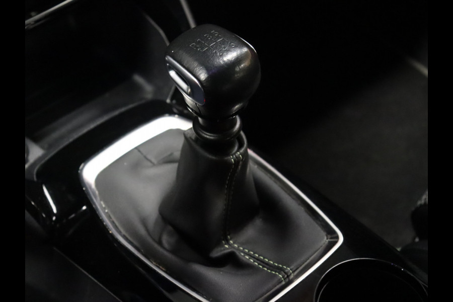 Peugeot 2008 1.2 PureTech GT [APPLE CARPLAY, DIGITAL DASH, SFEERVERLICHTING, TREKHAAK AFNEEMBAAR, CAMERA, CLIMATE CONTROL, HALF LEDER, DODEHOEK DETECTOR, NAVIGATIE, NIEUWSTAAT]