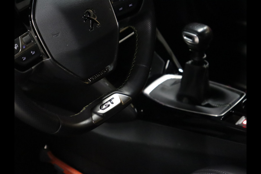Peugeot 2008 1.2 PureTech GT [APPLE CARPLAY, DIGITAL DASH, SFEERVERLICHTING, TREKHAAK AFNEEMBAAR, CAMERA, CLIMATE CONTROL, HALF LEDER, DODEHOEK DETECTOR, NAVIGATIE, NIEUWSTAAT]