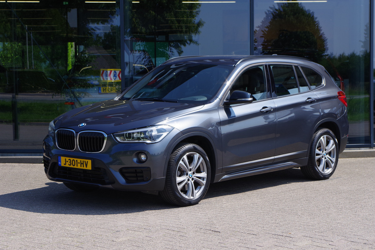 BMW X1 xDrive20i 192 PK Automaat High Executive, Head-Up, Climate Control, Trekhaak, Sportstoelen BMW X1 xDrive20i 192 PK Automaat High Executive, Head-Up, Climate Control, Trekhaak, Sportstoelen