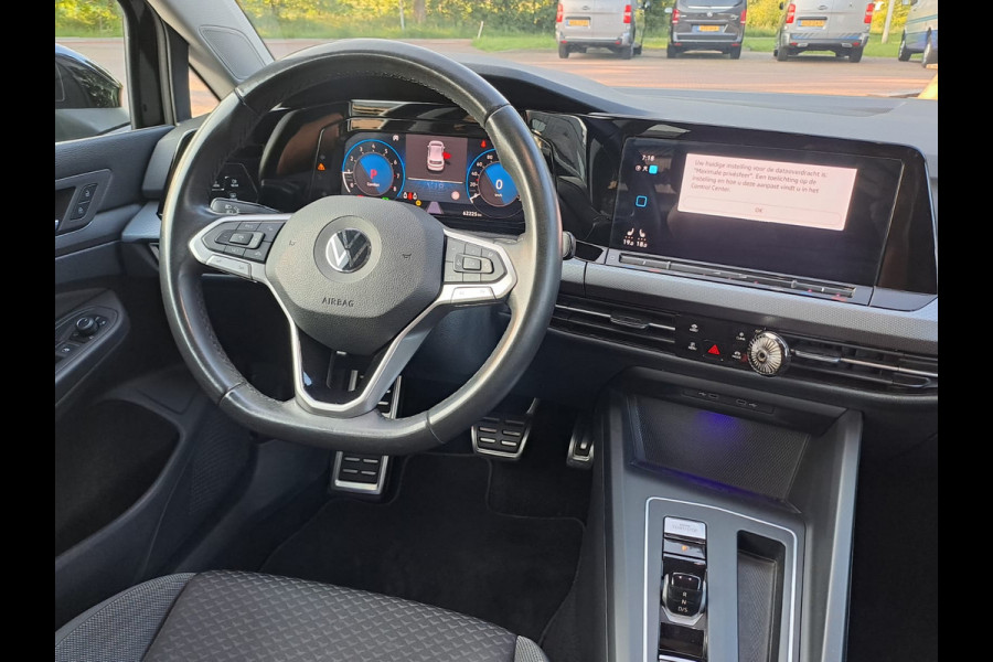 Volkswagen Golf 1.5 eTSI R-Line Business+ | LED | Trekhaak | All-seasons | ACC | Keyless | Stoelverwarming |