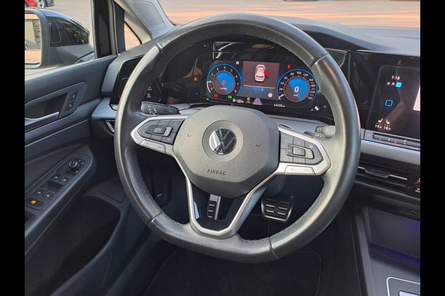 Volkswagen Golf 1.5 eTSI R-Line Business+ | LED | Trekhaak | All-seasons | ACC | Keyless | Stoelverwarming |