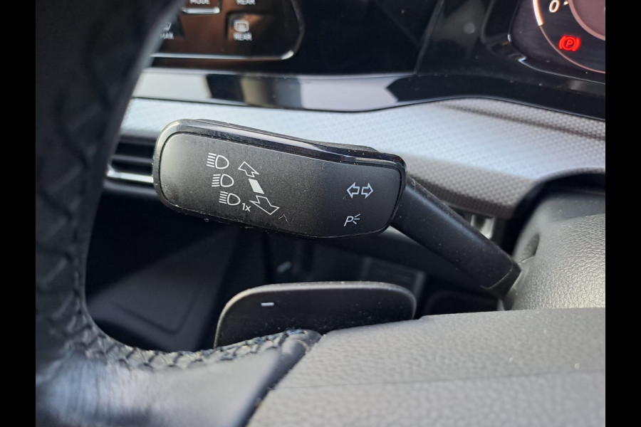 Volkswagen Golf 1.5 eTSI R-Line Business+ | LED | Trekhaak | All-seasons | ACC | Keyless | Stoelverwarming |
