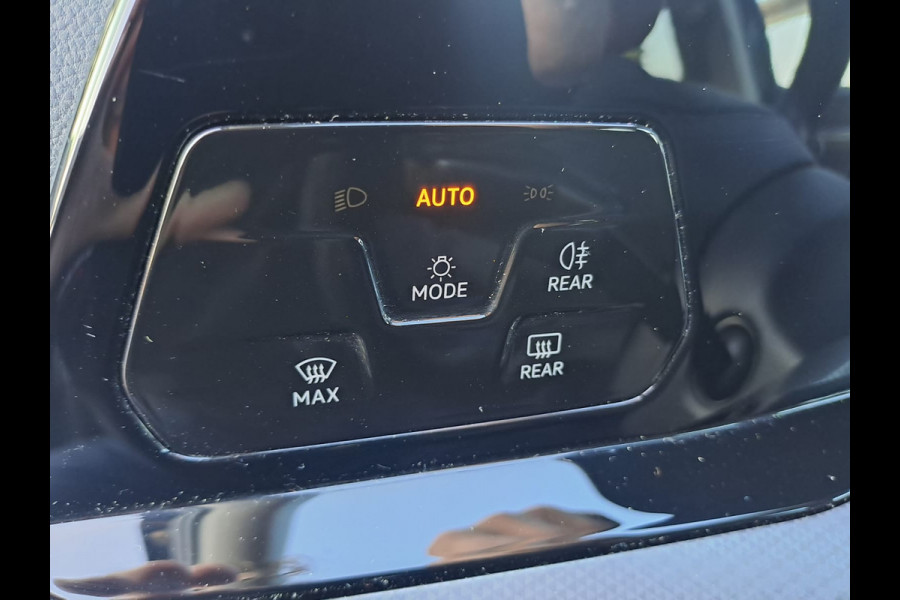Volkswagen Golf 1.5 eTSI R-Line Business+ | LED | Trekhaak | All-seasons | ACC | Keyless | Stoelverwarming |