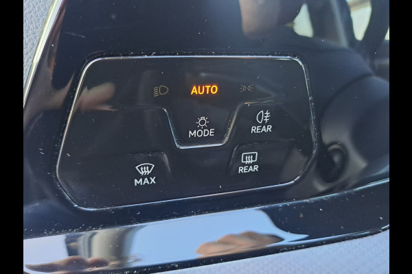 Volkswagen Golf 1.5 eTSI R-Line Business+ | LED | Trekhaak | All-seasons | ACC | Keyless | Stoelverwarming |