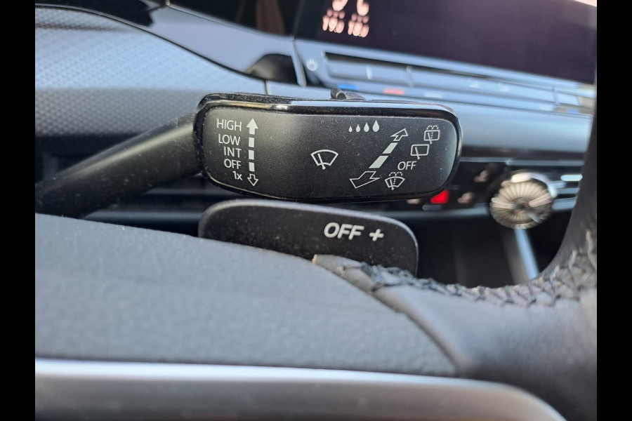 Volkswagen Golf 1.5 eTSI R-Line Business+ | LED | Trekhaak | All-seasons | ACC | Keyless | Stoelverwarming |