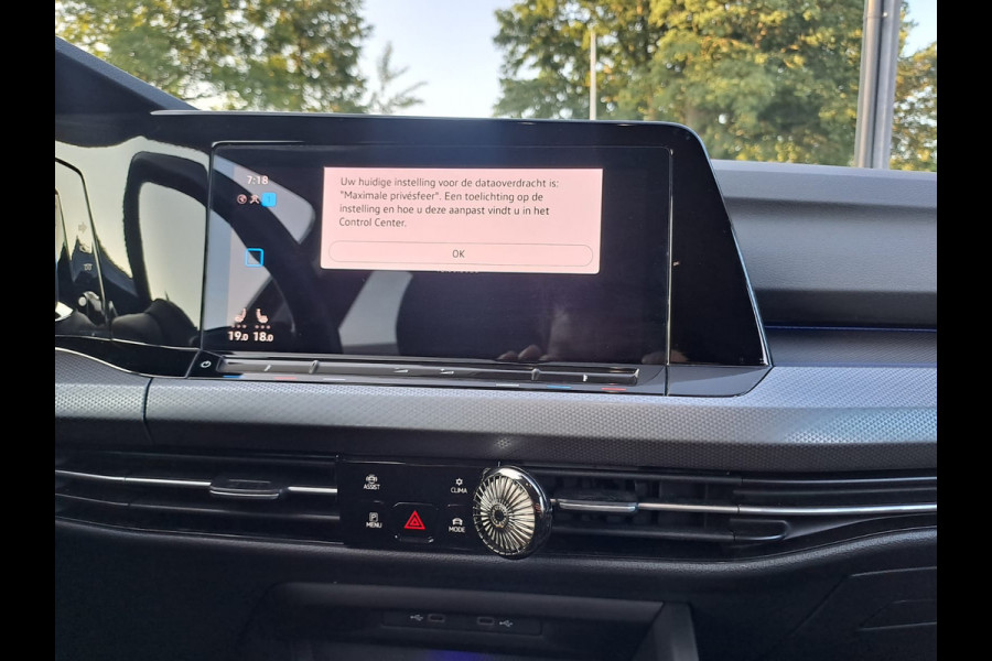 Volkswagen Golf 1.5 eTSI R-Line Business+ | LED | Trekhaak | All-seasons | ACC | Keyless | Stoelverwarming |