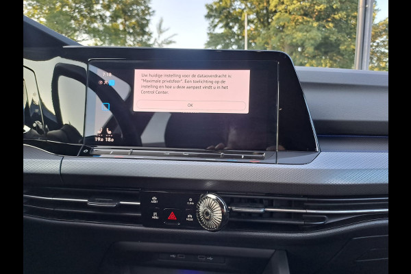 Volkswagen Golf 1.5 eTSI R-Line Business+ | LED | Trekhaak | All-seasons | ACC | Keyless | Stoelverwarming |