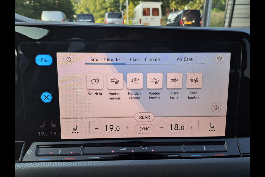 Volkswagen Golf 1.5 eTSI R-Line Business+ | LED | Trekhaak | All-seasons | ACC | Keyless | Stoelverwarming |