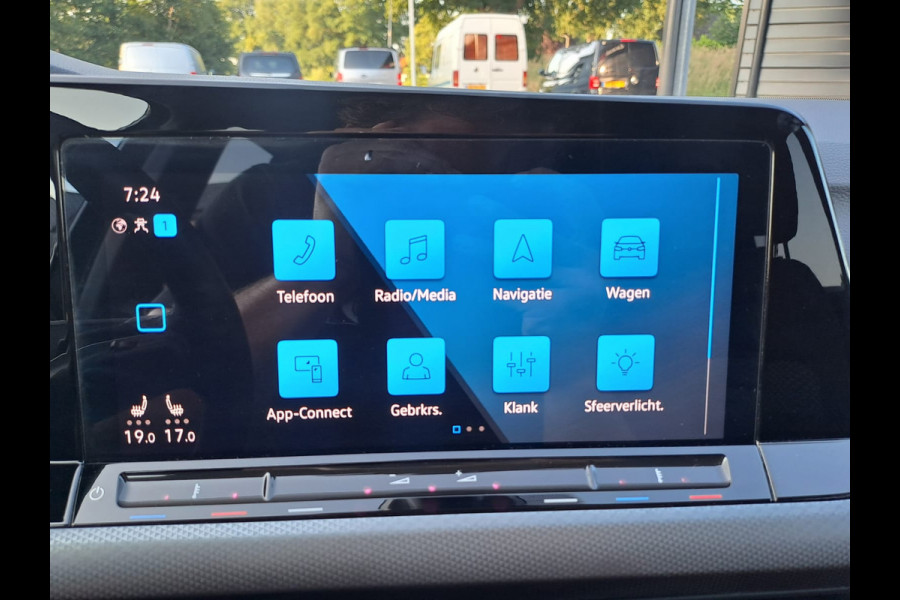 Volkswagen Golf 1.5 eTSI R-Line Business+ | LED | Trekhaak | All-seasons | ACC | Keyless | Stoelverwarming |