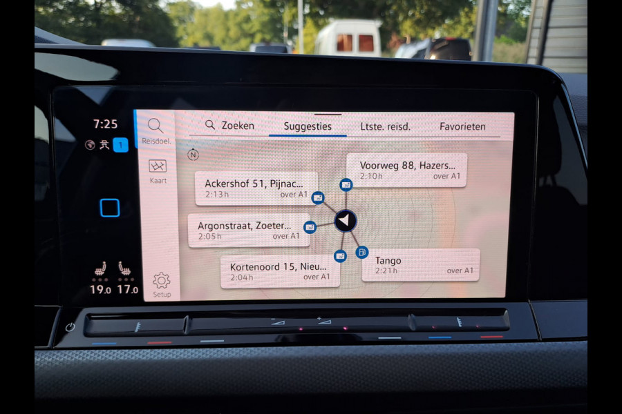 Volkswagen Golf 1.5 eTSI R-Line Business+ | LED | Trekhaak | All-seasons | ACC | Keyless | Stoelverwarming |
