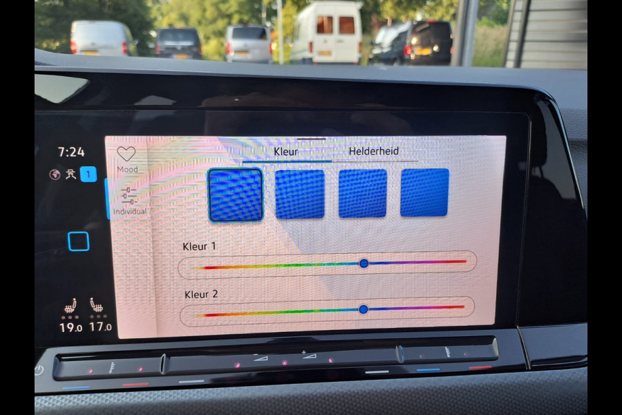 Volkswagen Golf 1.5 eTSI R-Line Business+ | LED | Trekhaak | All-seasons | ACC | Keyless | Stoelverwarming |
