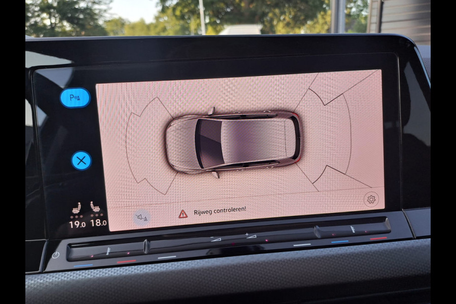 Volkswagen Golf 1.5 eTSI R-Line Business+ | LED | Trekhaak | All-seasons | ACC | Keyless | Stoelverwarming |