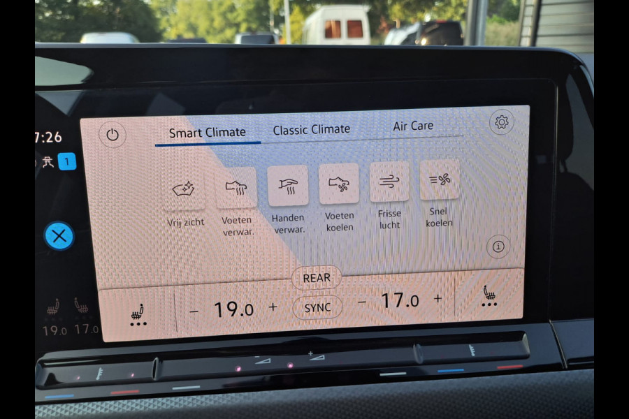 Volkswagen Golf 1.5 eTSI R-Line Business+ | LED | Trekhaak | All-seasons | ACC | Keyless | Stoelverwarming |