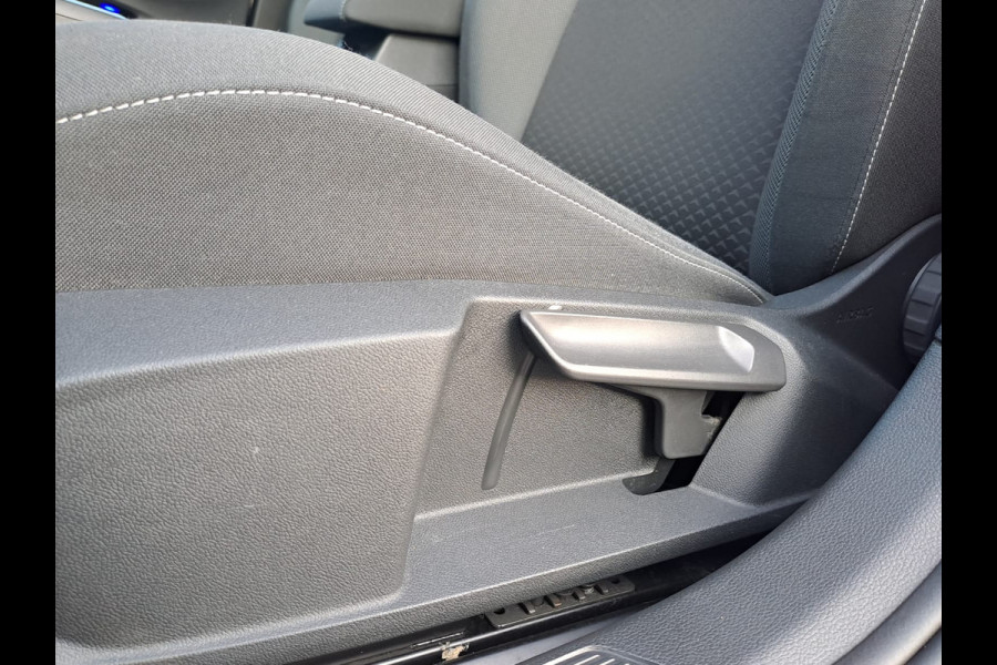 Volkswagen Golf 1.5 eTSI R-Line Business+ | LED | Trekhaak | All-seasons | ACC | Keyless | Stoelverwarming |