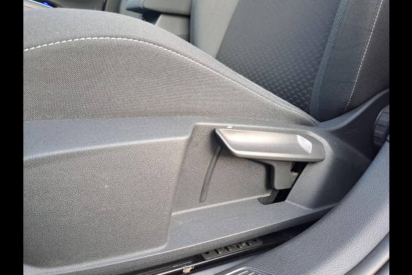 Volkswagen Golf 1.5 eTSI R-Line Business+ | LED | Trekhaak | All-seasons | ACC | Keyless | Stoelverwarming |