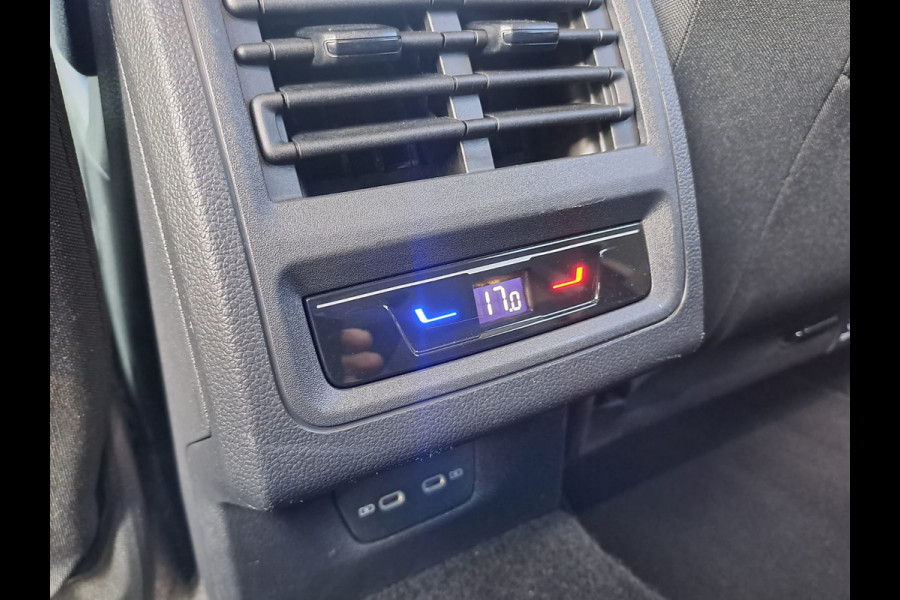 Volkswagen Golf 1.5 eTSI R-Line Business+ | LED | Trekhaak | All-seasons | ACC | Keyless | Stoelverwarming |