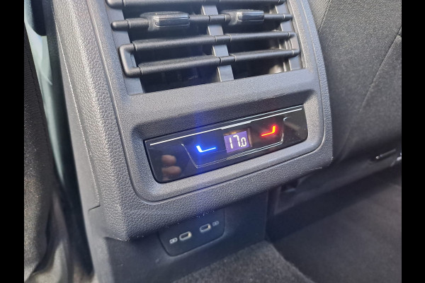 Volkswagen Golf 1.5 eTSI R-Line Business+ | LED | Trekhaak | All-seasons | ACC | Keyless | Stoelverwarming |