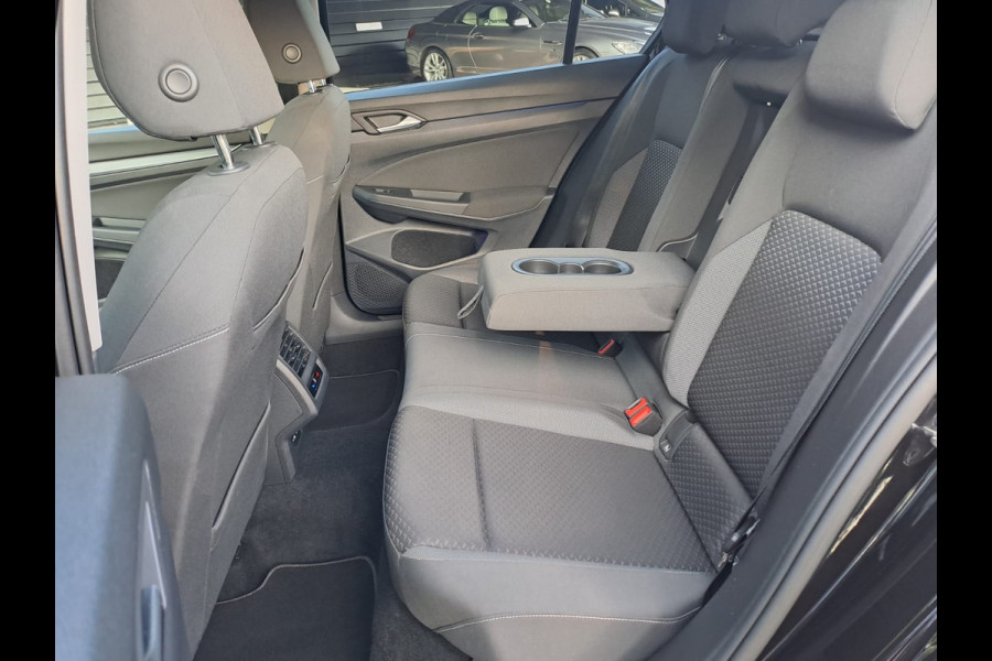 Volkswagen Golf 1.5 eTSI R-Line Business+ | LED | Trekhaak | All-seasons | ACC | Keyless | Stoelverwarming |