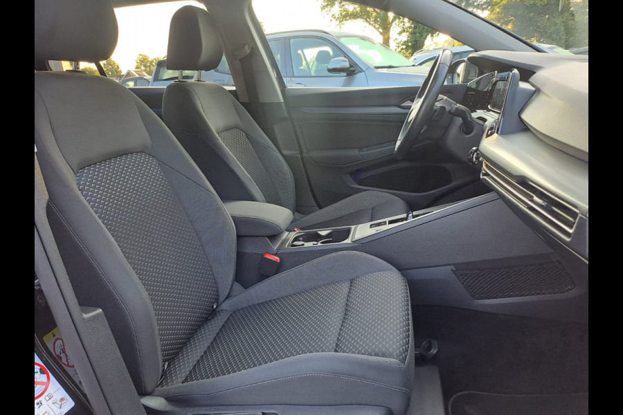 Volkswagen Golf 1.5 eTSI R-Line Business+ | LED | Trekhaak | All-seasons | ACC | Keyless | Stoelverwarming |