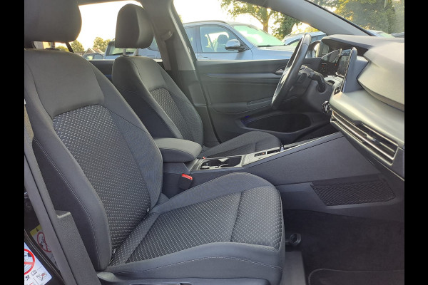 Volkswagen Golf 1.5 eTSI R-Line Business+ | LED | Trekhaak | All-seasons | ACC | Keyless | Stoelverwarming |