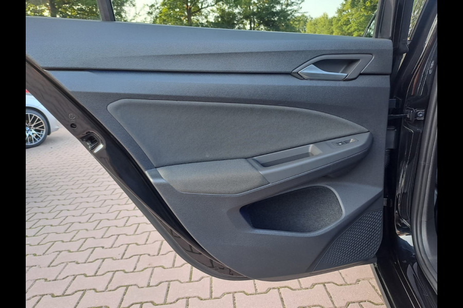 Volkswagen Golf 1.5 eTSI R-Line Business+ | LED | Trekhaak | All-seasons | ACC | Keyless | Stoelverwarming |