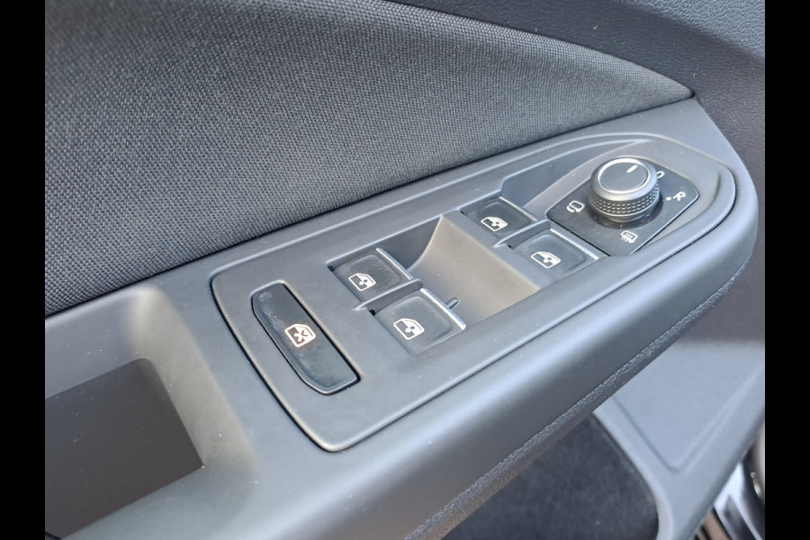 Volkswagen Golf 1.5 eTSI R-Line Business+ | LED | Trekhaak | All-seasons | ACC | Keyless | Stoelverwarming |