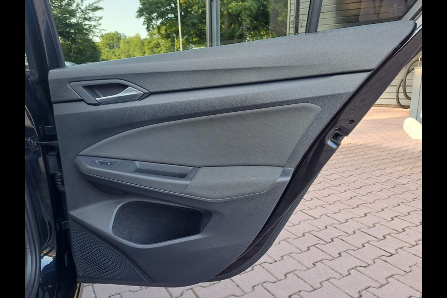 Volkswagen Golf 1.5 eTSI R-Line Business+ | LED | Trekhaak | All-seasons | ACC | Keyless | Stoelverwarming |