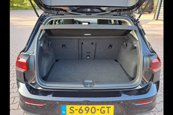 Volkswagen Golf 1.5 eTSI R-Line Business+ | LED | Trekhaak | All-seasons | ACC | Keyless | Stoelverwarming |