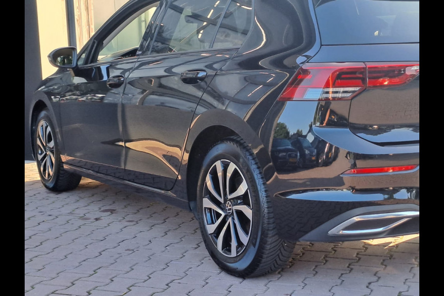 Volkswagen Golf 1.5 eTSI R-Line Business+ | LED | Trekhaak | All-seasons | ACC | Keyless | Stoelverwarming |