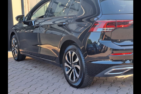Volkswagen Golf 1.5 eTSI R-Line Business+ | LED | Trekhaak | All-seasons | ACC | Keyless | Stoelverwarming |