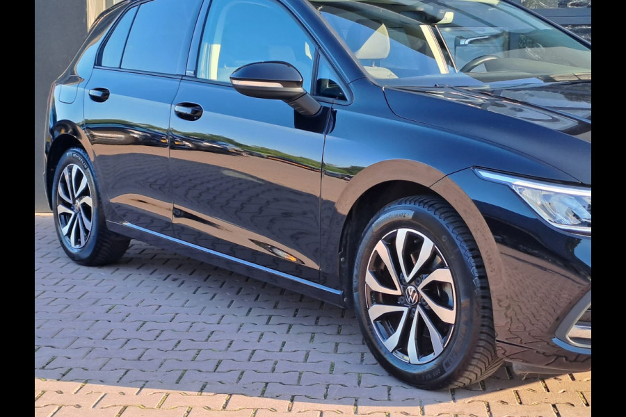 Volkswagen Golf 1.5 eTSI R-Line Business+ | LED | Trekhaak | All-seasons | ACC | Keyless | Stoelverwarming |