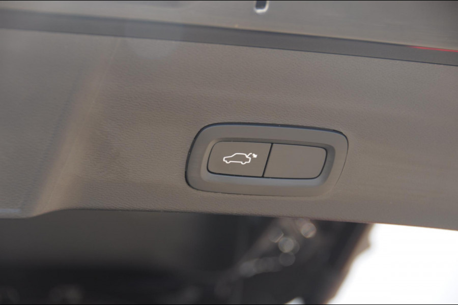 Volvo XC40 T3 163PK Automaat Momentum Pro / Parkeersensoren met camera / Trekhaak / Elektrische achterklep / Bluetooth / Apple carplay / Cruise control / On call