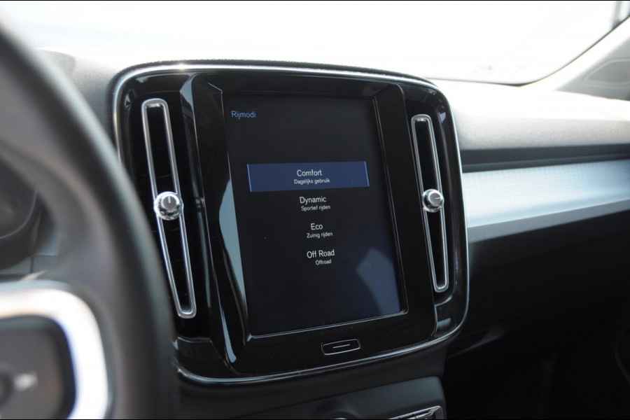 Volvo XC40 T3 163PK Automaat Momentum Pro / Parkeersensoren met camera / Trekhaak / Elektrische achterklep / Bluetooth / Apple carplay / Cruise control / On call