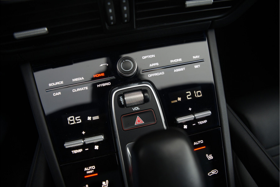 Porsche Cayenne 3.0 E-Hybrid | Sport Chrono | Panoramadak | Bose | Luchtvering | Stoelkoeling | Stoelverwarming | Memory Seats | PDLS | PASM | Camera | Volledig Leder | NAP | Elek. Achterklep | Navigatie | Trekhaak | Sof