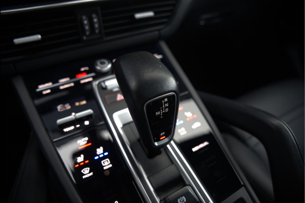 Porsche Cayenne 3.0 E-Hybrid | Sport Chrono | Panoramadak | Bose | Luchtvering | Stoelkoeling | Stoelverwarming | Memory Seats | PDLS | PASM | Camera | Volledig Leder | NAP | Elek. Achterklep | Navigatie | Trekhaak | Sof