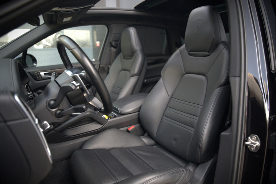 Porsche Cayenne 3.0 E-Hybrid | Sport Chrono | Panoramadak | Bose | Luchtvering | Stoelkoeling | Stoelverwarming | Memory Seats | PDLS | PASM | Camera | Volledig Leder | NAP | Elek. Achterklep | Navigatie | Trekhaak | Sof