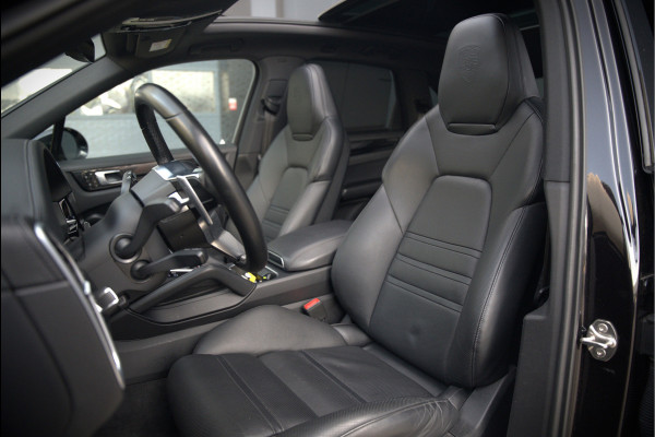 Porsche Cayenne 3.0 E-Hybrid | Sport Chrono | Panoramadak | Bose | Luchtvering | Stoelkoeling | Stoelverwarming | Memory Seats | PDLS | PASM | Camera | Volledig Leder | NAP | Elek. Achterklep | Navigatie | Trekhaak | Sof