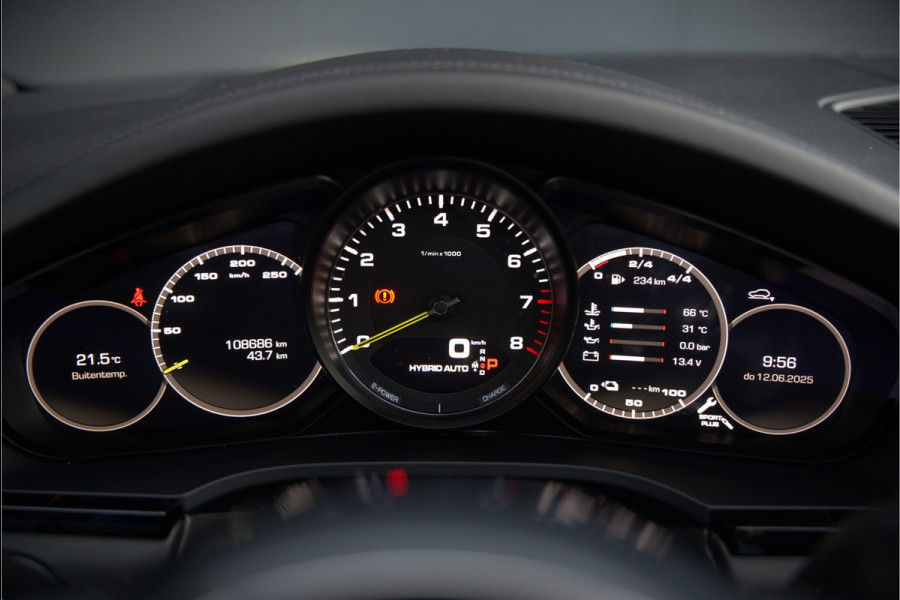 Porsche Cayenne 3.0 E-Hybrid | Sport Chrono | Panoramadak | Bose | Luchtvering | Stoelkoeling | Stoelverwarming | Memory Seats | PDLS | PASM | Camera | Volledig Leder | NAP | Elek. Achterklep | Navigatie | Trekhaak | Sof