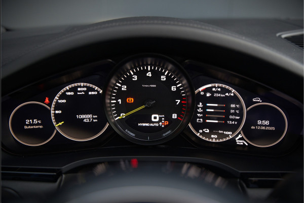 Porsche Cayenne 3.0 E-Hybrid | Sport Chrono | Panoramadak | Bose | Luchtvering | Stoelkoeling | Stoelverwarming | Memory Seats | PDLS | PASM | Camera | Volledig Leder | NAP | Elek. Achterklep | Navigatie | Trekhaak | Sof