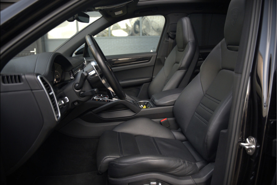Porsche Cayenne 3.0 E-Hybrid | Sport Chrono | Panoramadak | Bose | Luchtvering | Stoelkoeling | Stoelverwarming | Memory Seats | PDLS | PASM | Camera | Volledig Leder | NAP | Elek. Achterklep | Navigatie | Trekhaak | Sof