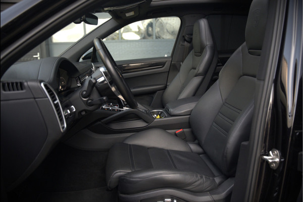 Porsche Cayenne 3.0 E-Hybrid | Sport Chrono | Panoramadak | Bose | Luchtvering | Stoelkoeling | Stoelverwarming | Memory Seats | PDLS | PASM | Camera | Volledig Leder | NAP | Elek. Achterklep | Navigatie | Trekhaak | Sof
