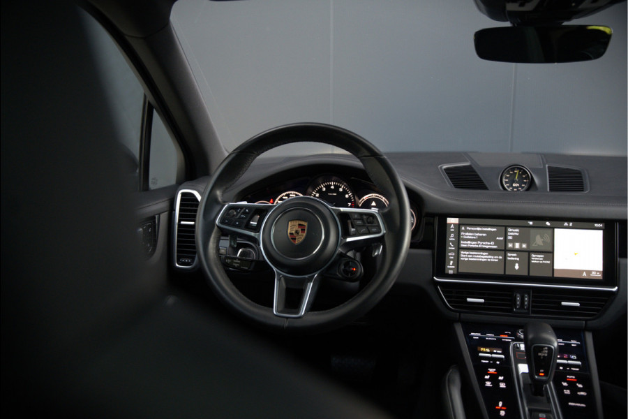 Porsche Cayenne 3.0 E-Hybrid | Sport Chrono | Panoramadak | Bose | Luchtvering | Stoelkoeling | Stoelverwarming | Memory Seats | PDLS | PASM | Camera | Volledig Leder | NAP | Elek. Achterklep | Navigatie | Trekhaak | Sof