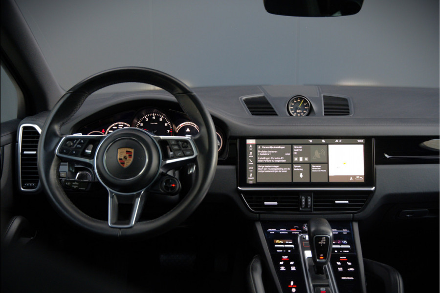 Porsche Cayenne 3.0 E-Hybrid | Sport Chrono | Panoramadak | Bose | Luchtvering | Stoelkoeling | Stoelverwarming | Memory Seats | PDLS | PASM | Camera | Volledig Leder | NAP | Elek. Achterklep | Navigatie | Trekhaak | Sof