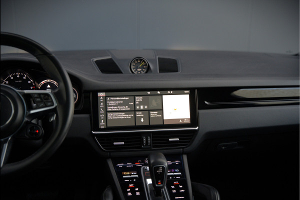 Porsche Cayenne 3.0 E-Hybrid | Sport Chrono | Panoramadak | Bose | Luchtvering | Stoelkoeling | Stoelverwarming | Memory Seats | PDLS | PASM | Camera | Volledig Leder | NAP | Elek. Achterklep | Navigatie | Trekhaak | Sof