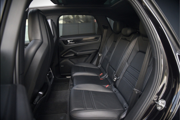 Porsche Cayenne 3.0 E-Hybrid | Sport Chrono | Panoramadak | Bose | Luchtvering | Stoelkoeling | Stoelverwarming | Memory Seats | PDLS | PASM | Camera | Volledig Leder | NAP | Elek. Achterklep | Navigatie | Trekhaak | Sof