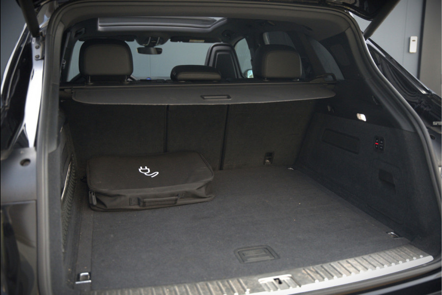 Porsche Cayenne 3.0 E-Hybrid | Sport Chrono | Panoramadak | Bose | Luchtvering | Stoelkoeling | Stoelverwarming | Memory Seats | PDLS | PASM | Camera | Volledig Leder | NAP | Elek. Achterklep | Navigatie | Trekhaak | Sof