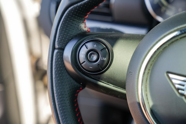 MINI Clubman 1.5 Cooper JCW Panoramadak Harman Kardon Navigatie DAB+ PDC LED